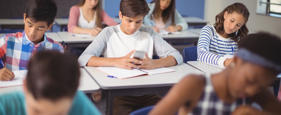 Lehrer nimmt Smartphone ab: Schüler fühlt sich in seiner Ehre verletzt