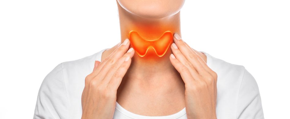 frau hält sich an hals mit orange eingeblendeter grafik der schilddrüse auf weißem hintergrund