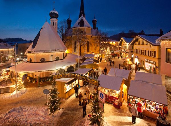 mit schnee bedeckter weihnachtsmarkt 
