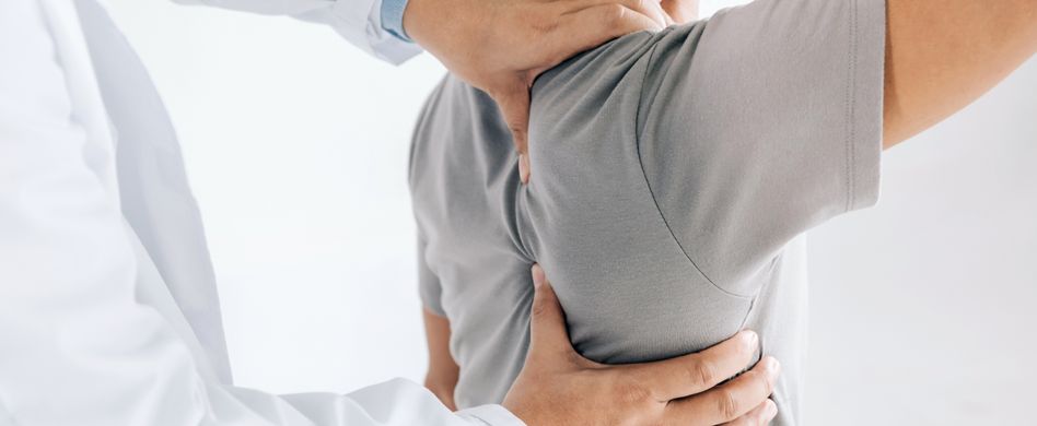 physiotherapeut tastet mann am rücken ab auf weißem hintergrund