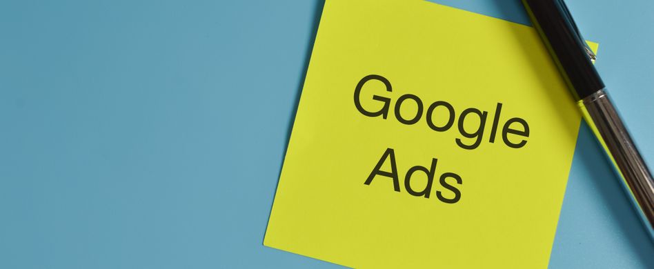 gelbes post it mit aufschrift google ads auf blauem hintergrund