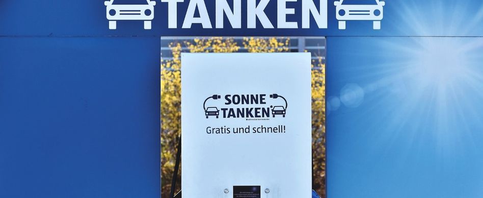 e ladestation mit aufschrift sonne tanken wallbox