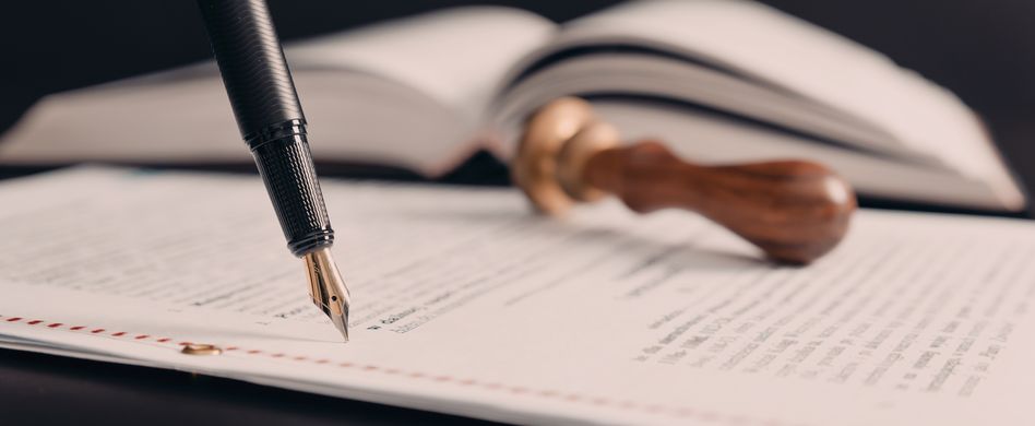 unterlagen für erbschaft mit füller in der bildmitte