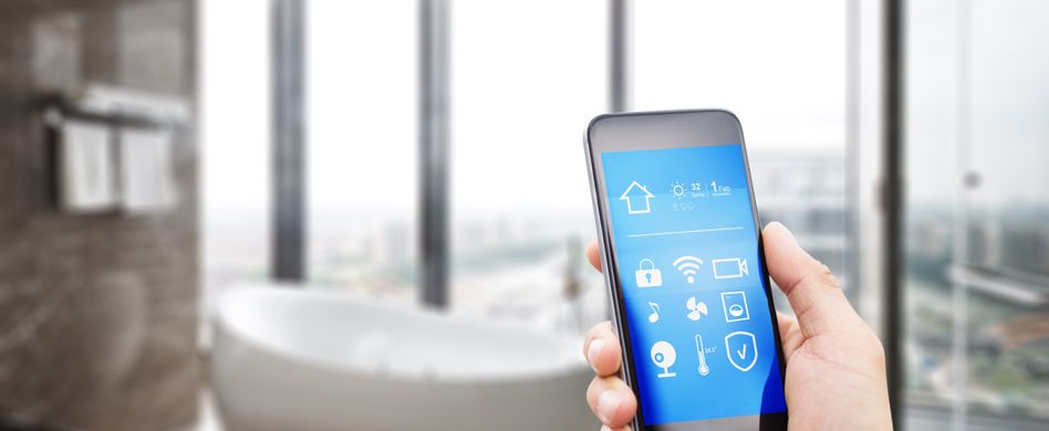 mann hält smartphone hoch vor badewanne