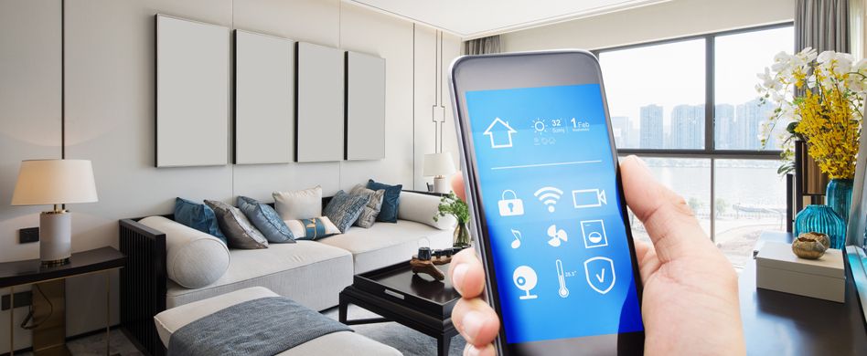 mann hält smartphone hoch im wohnzimmer