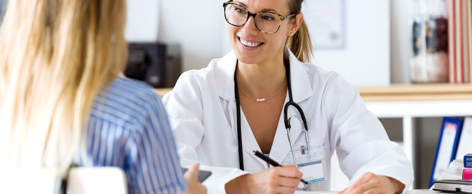 Facharzt findet die richtige Behandlungsmethode.