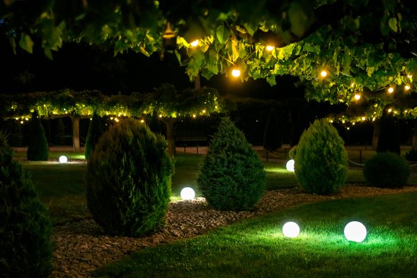 bodenleuchten und baumlichter beleuchten den garten