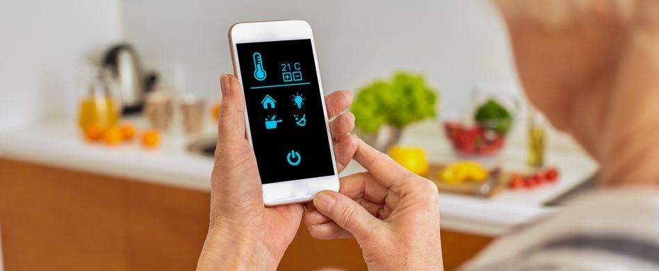 ältere frau hält smartphone in der hand