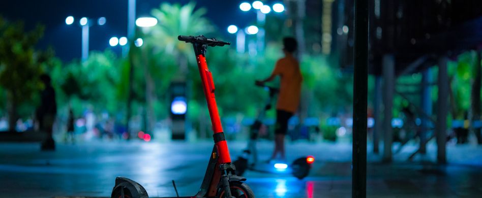 bild von rotem elektroroller in der stadt bei nacht