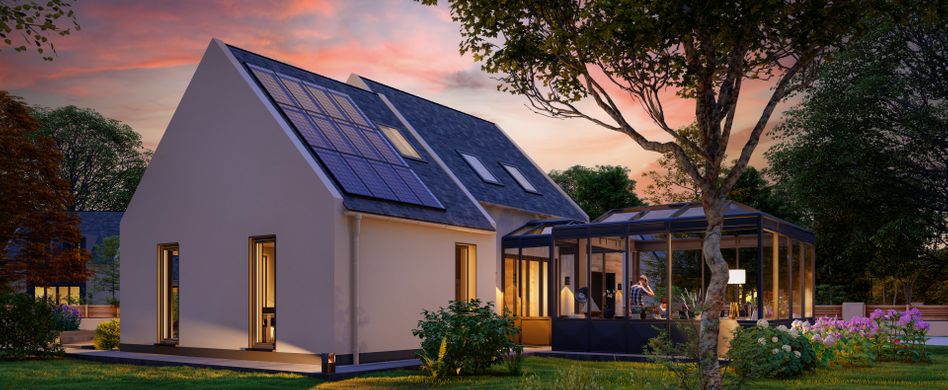 haus bei sonnenuntergang mit veranda und solarpanels auf dem dach