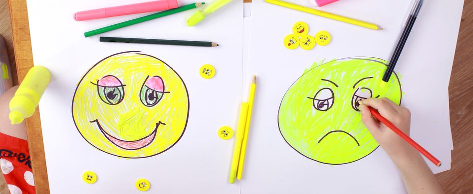 gemaltes bild von kind mit lachendem und schlechtgelauntem smiley