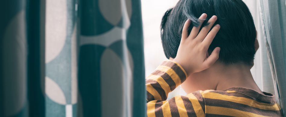 kind am fenster hält sich die ohren zu