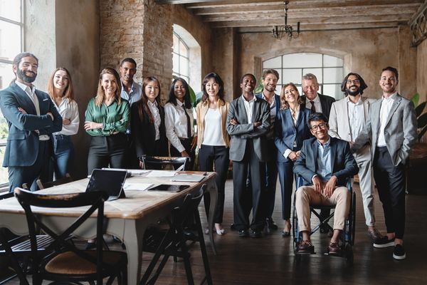 gruppenfoto von verschiedenen menschen am arbeitsplatz