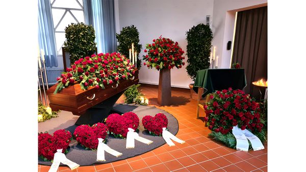 bestattungsvorsorge-in-poppenbuettel-wie-das-traditionshaus-eggers-seit-ueber-100-jahren-familien-einfuehlsam-entlastet-bild-1