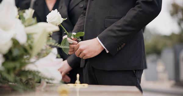 bestattungen-hans-witt-in-hamburg-einfuehlsame-begleitung-und-wuerdevoller-abschied-in-wandsbek-barmbek-und-umgebung-bild-2