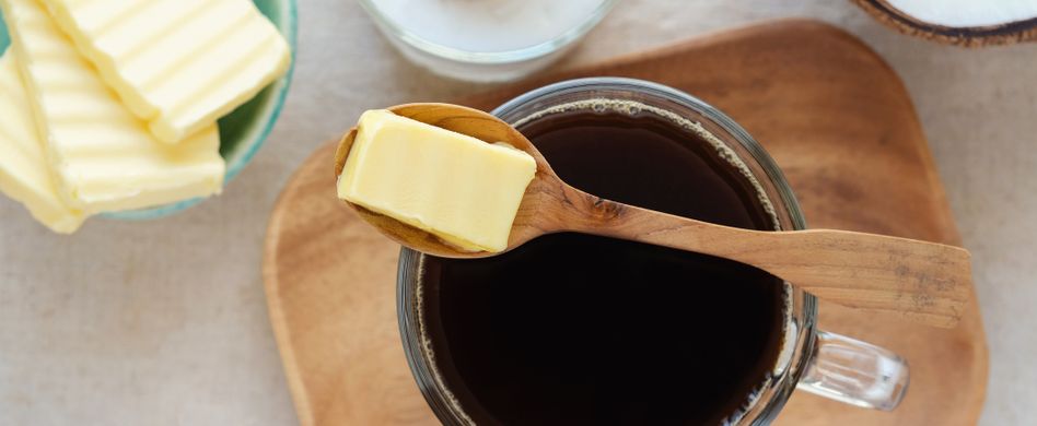 Abnehmen durch Kaffee mit Butter und Öl zum Frühstück: Was ist dran am Bulletproof Coffee?
