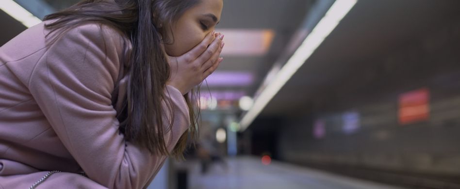 Ageraphobie: Das steckt hinter der Angst vor öffentlichen Plätzen und Menschenansammlungen