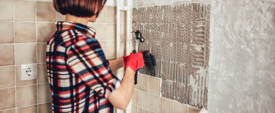 Alte Fliesen entfernen: So kommen die Kacheln von der Wand