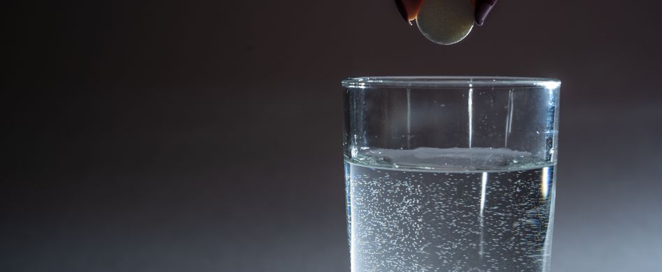 Aspirin und Wasserglas