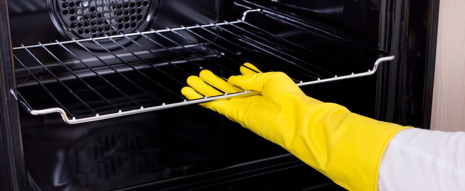 Krustig, klebrig, fettig – höchste Zeit, den Backofen zu reinigen. Aber muss es wirklich die chemische Keule sein, um hartnäckige Verschmutzungen loszuwerden? Nein! Mit bewährten Hausmitteln wie Backpulver, Essig und Co. bekommen Sie den Ofen sauber. Lesen Sie hier, wie es funktioniert.