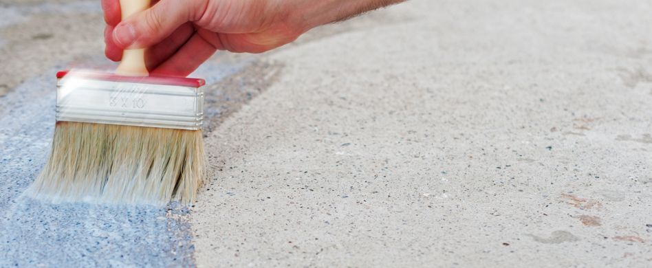 Balkonboden streichen: Mit Zementfarbe den Untergrund schützen