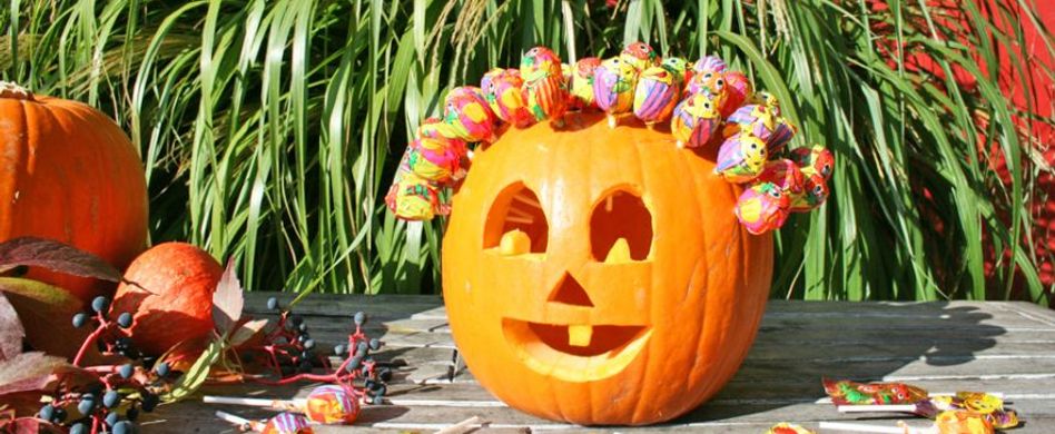 Bastelanleitung Kürbis mit Lolli-Haaren: So basteln Sie einen lustigen Kürbis mit Lolli-Haaren