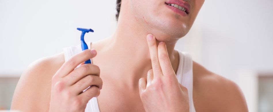 Beim Rasieren geschnitten: SOS-Maßnahmen für kleine Schnittwunden