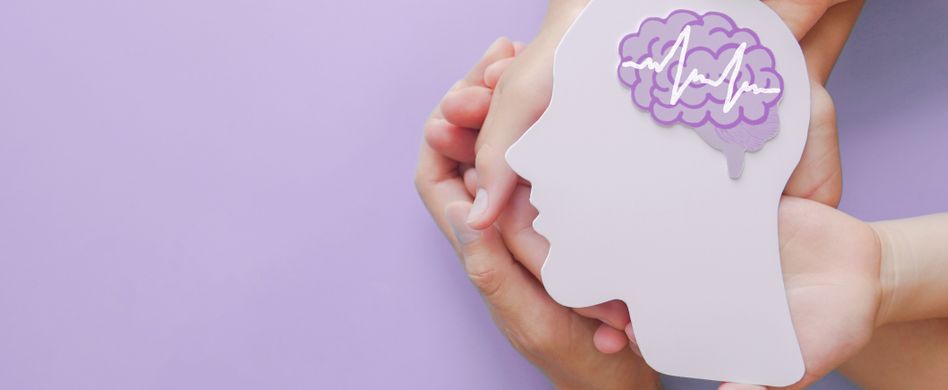 menschen halten grafik von menschlichem gehirn in den händen