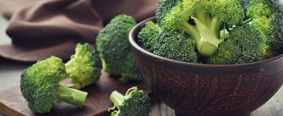 brokkoli in brauner schale