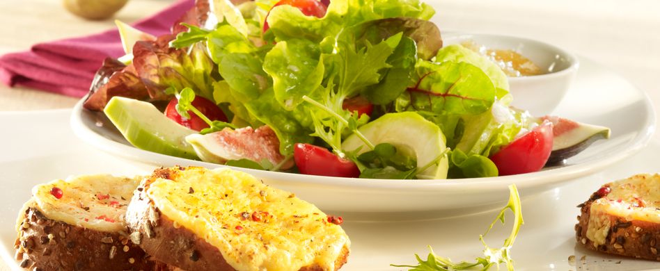 Bunter Blattsalat mit Käse-Crostini