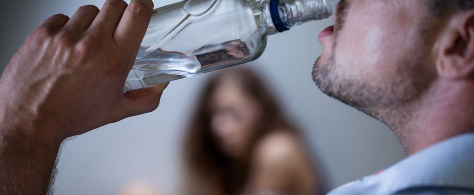 Co-Abhängigkeit in der Beziehung beenden: Suchtkranken helfen