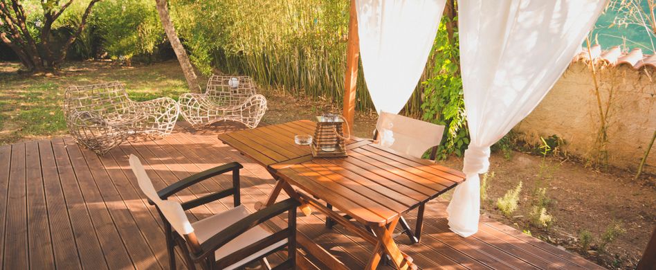 Darum benötigt Holz im Außenbereich besondere Pflege