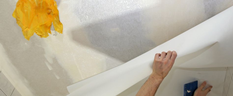 mann tapeziert decke