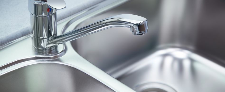 Edelstahl polieren mit Hausmitteln: So blitzen Spüle, Töpfe und Co. wieder