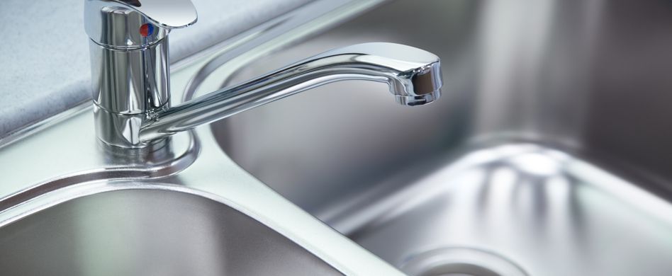 Edelstahl reinigen: So werden Spüle, Topf und Co. blitzblank