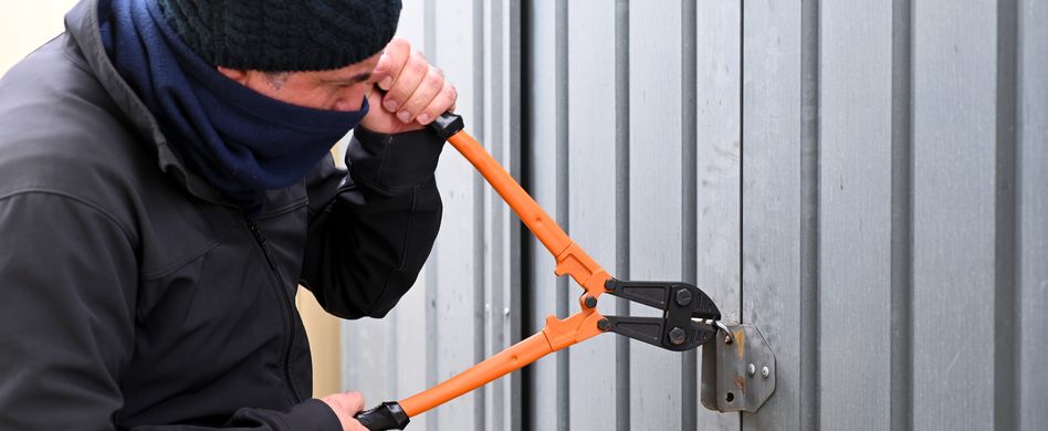 mann bricht garage auf
