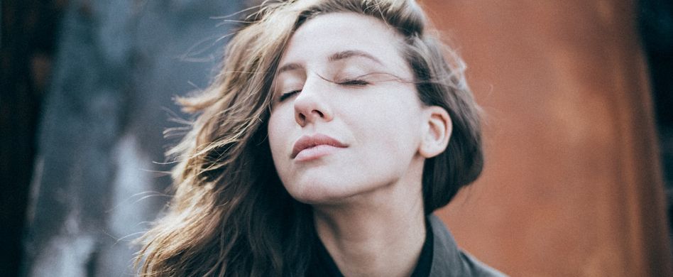 frau mit geschlossenen augen
