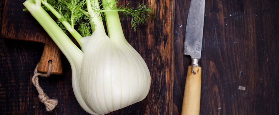 fenchel auf schneidebrett mit messer