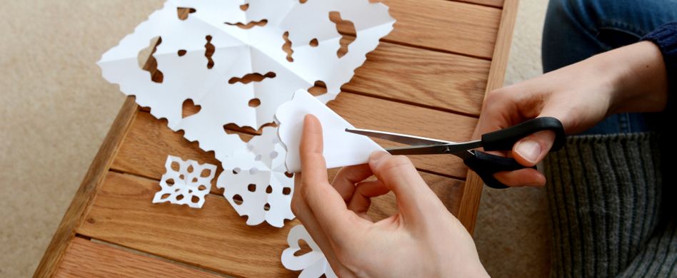 Fensterdeko für Weihnachten: Schneeflocken selber basteln