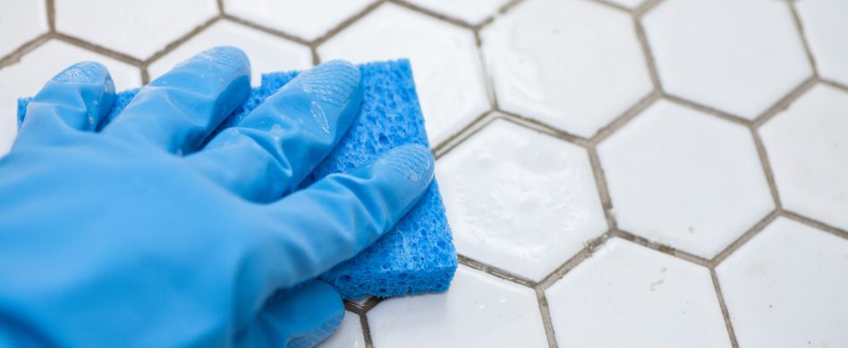 Fliesenfugen reinigen: Diese 3 Hausmittel helfen