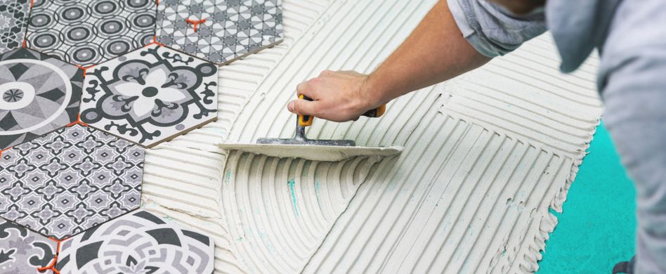 Mann verlegt Fliesen