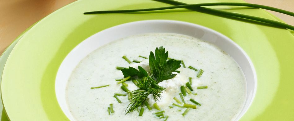 Frühlingssuppe mit Ziegenfrischkäse