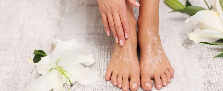 Fußpeeling selber machen: 3 Rezepte für die heimische Fußpflege