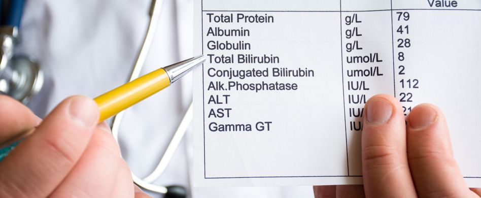 arzt zeigt zettel mit leberwerten