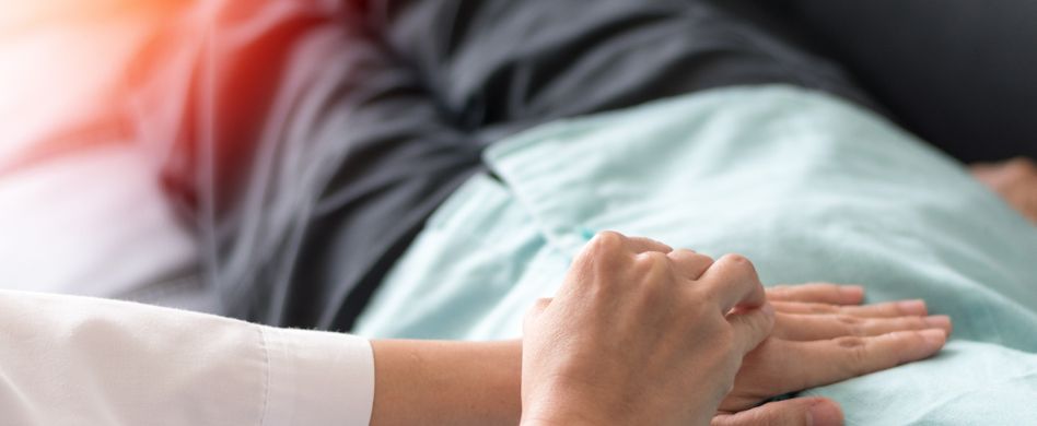 arzt untersucht galle indem er auf bauch drückt