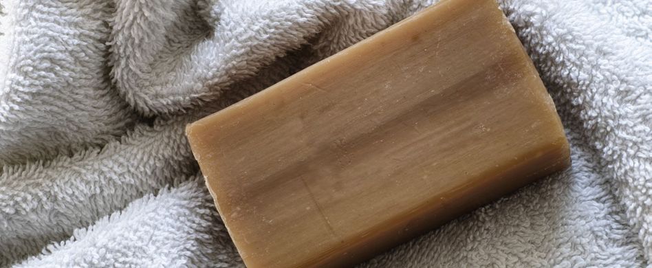 Gallseife: So simpel ist die Anwendung des Fleckenkillers