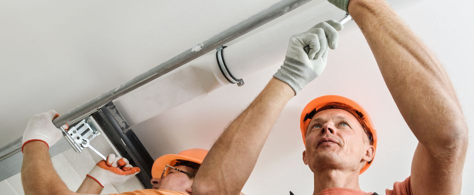 Arbeiter installieren elektrisches Garagentor