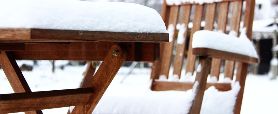 Gartenmöbel winterfest machen: Abdecken oder einlagern?
