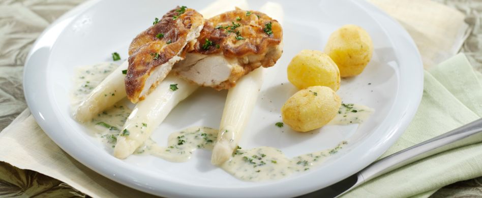 Gebratene Hühnchenbrust mit Sauce Bernaise und Kräutern der Frankfurter grünen Sauce