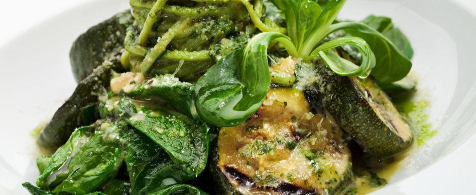 Gebratene Zucchini auf Pesto Nudeln